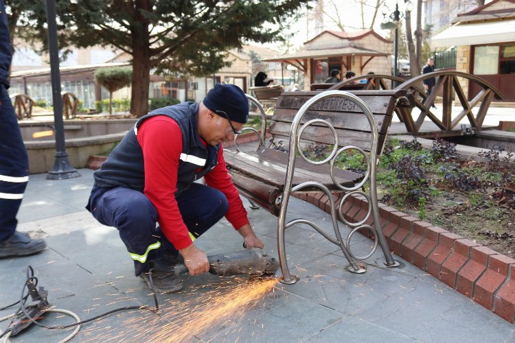 Kocaeli İzmit Belediyesi Fevziye Parkı’ndaki bankları yeniledi -