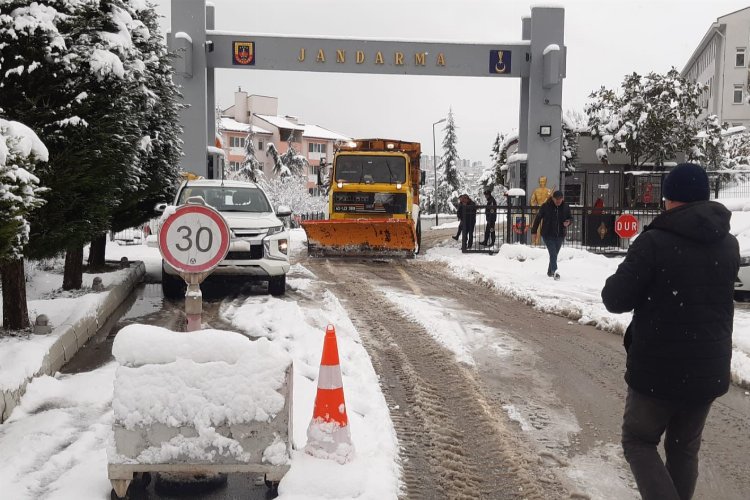 Kocaeli İzmit Belediyesi, halkın ve jandarmanın yardımına koştu -