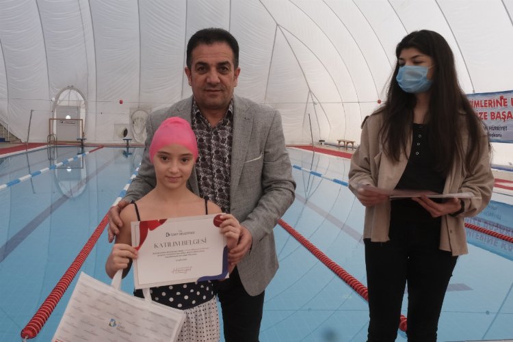 Kocaeli İzmit Belediyesi ile 25 çocuk yüzme sporuna adım attı -