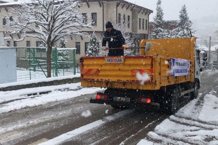 Kocaeli İzmit Belediyesi, karla mücadeleyi canla başla sürdürüyor -