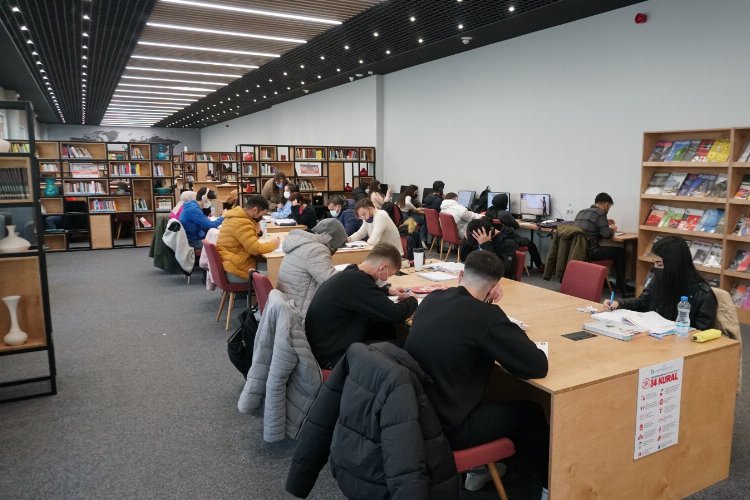Kocaeli İzmit Belediyesi Kütüphanesine vatandaşlardan yoğun ilgi -
