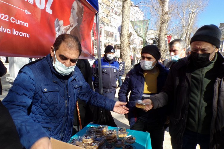 Kocaeli İzmit Belediyesi Leyla Atakan’ın anısına helva dağıttı -