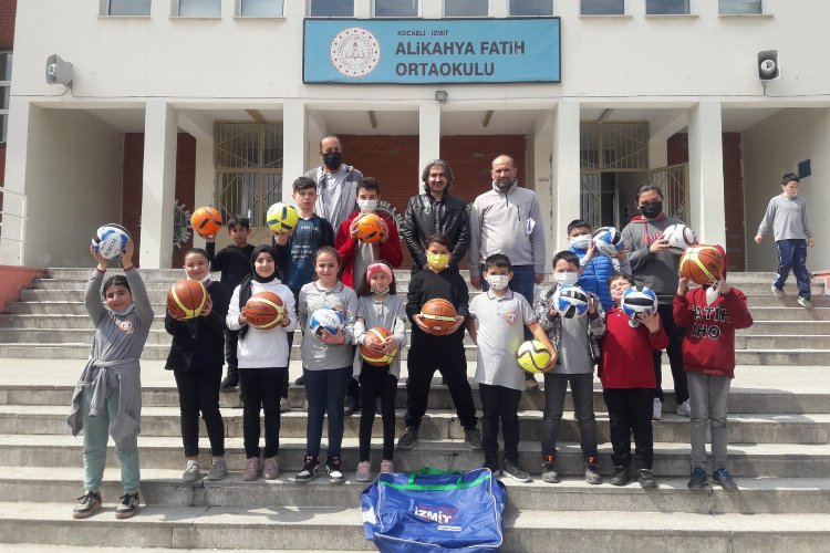 Kocaeli İzmit Belediyesi'nden okullara spor malzeme desteği -