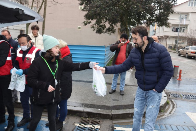 Kocaeli İzmit Belediyesi, ürettiği istiridye mantarını vatandaşlara dağıttı -