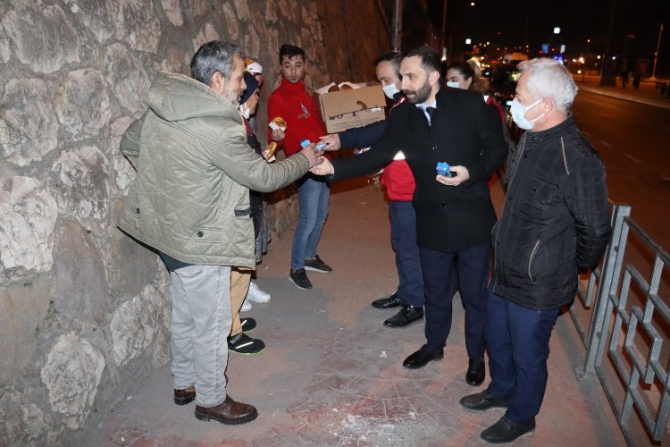 Kocaeli İzmit Belediyesi servis bekleyen emekçilere hayırlı işler diledi -