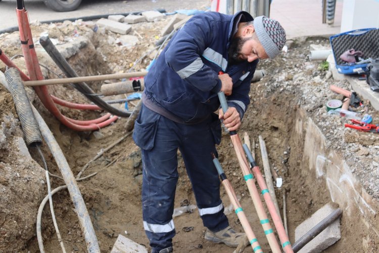 Kocaeli İzmit Belediyesi, Yeşilova’da abone bağlantılarını yapıyor -