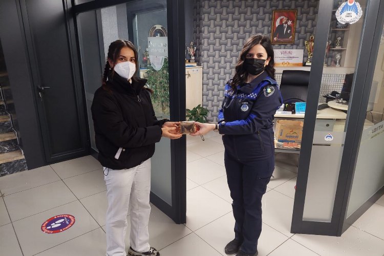 Kocaeli İzmit Belediyesi Zabıtası kayıp cüzdanı sahibine ulaştırdı -