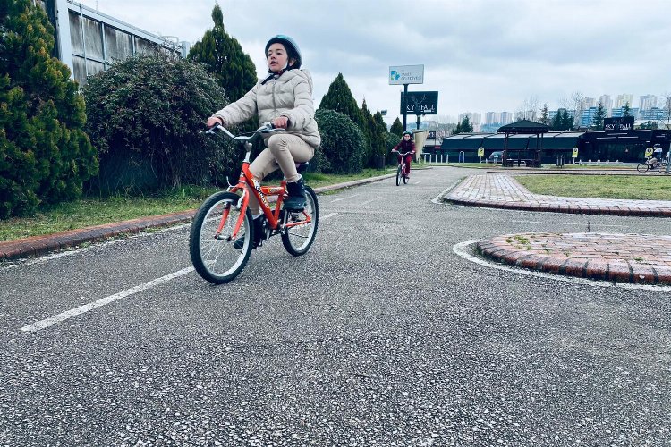 Kocaeli İzmit Belediyesinden öğrencilere ‘Bisiklet ile Trafik Eğitimi’ -