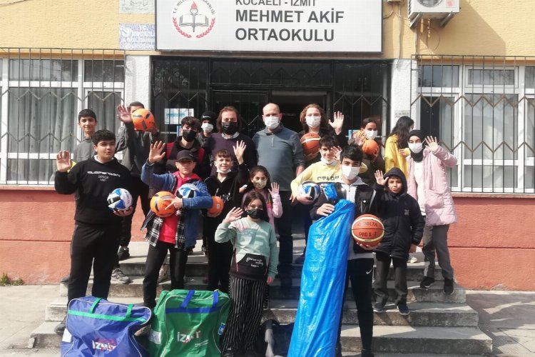 Kocaeli İzmit Belediyesinin spor malzeme desteğiyle öğrencilerin dersleri renkleniyor -