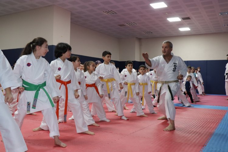 Kocaeli İzmit Belediyespor, geleceğin usta karatecilerini yetiştiriyor -