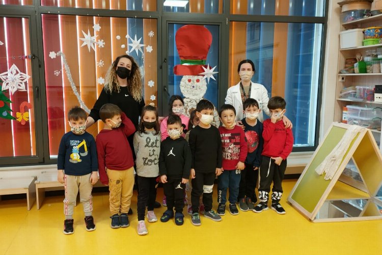 Kocaeli İzmit Çınar Çocuk Evi’nde köpüren bardaklar deneyi -