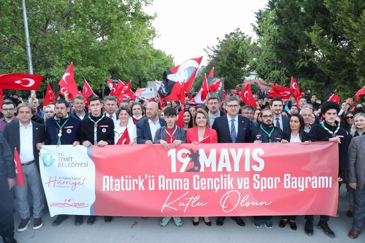 Kocaeli İzmit'te 19 Mayıs Gençlik Yürüyüşüne binlerce vatandaş katıldı -