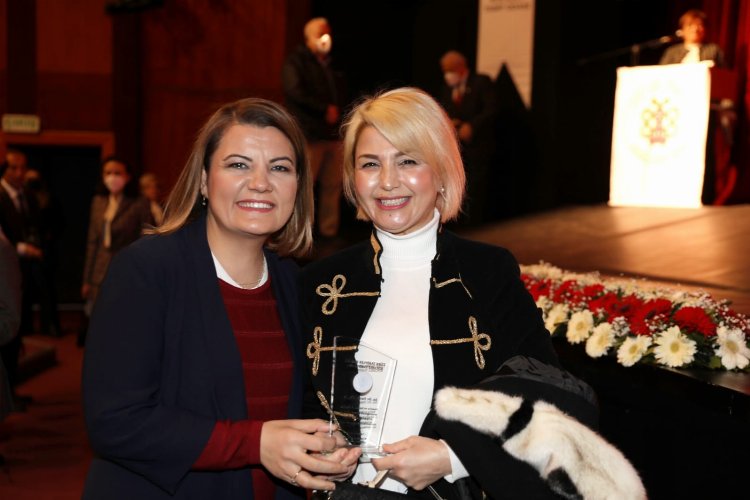 Kocaeli İzmit'te 50. yılını dolduran doktorlara plaket -