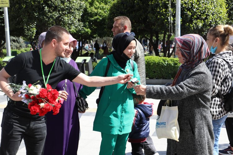 Kocaeli İzmit'te annelere karanfil -