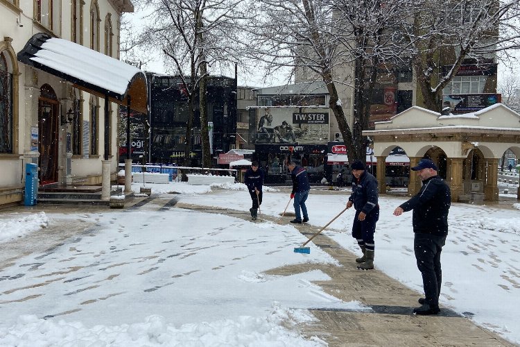 Kocaeli İzmit'te cami önlerinde kar küreme çalışmaları -