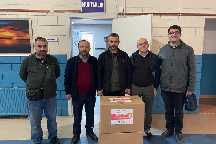 Kocaeli İzmit'te gençler kıyafet dağıttı -