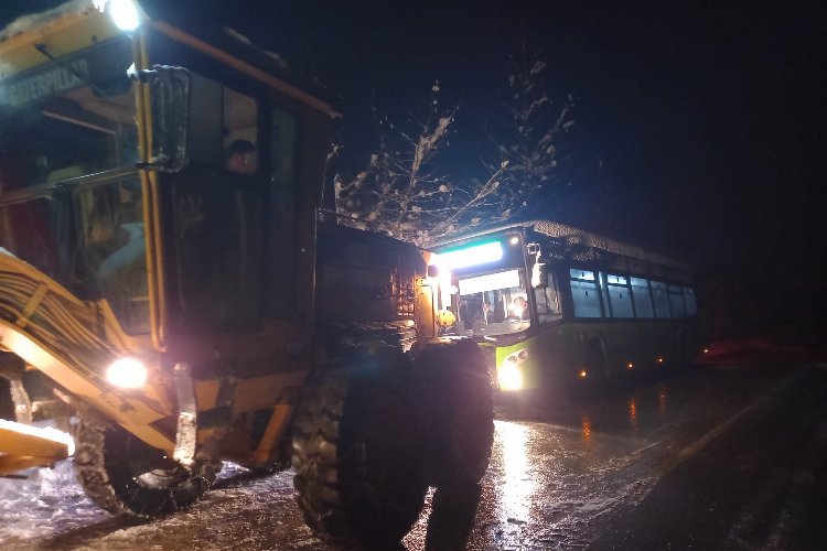 Kocaeli İzmit'te halk otobüsü yolda kaldı -