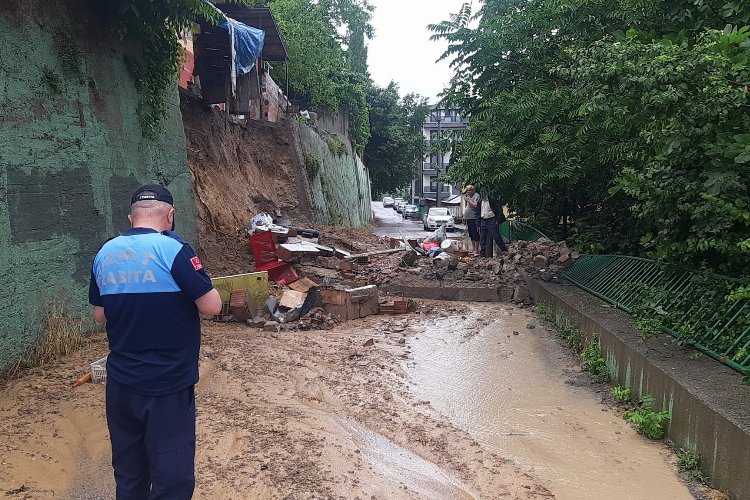 Kocaeli İzmit'te istinat duvarı çöktü -