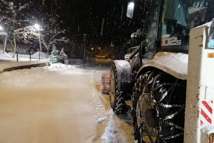 Kocaeli İzmit'te kar mesaisi gece boyunca devam etti -