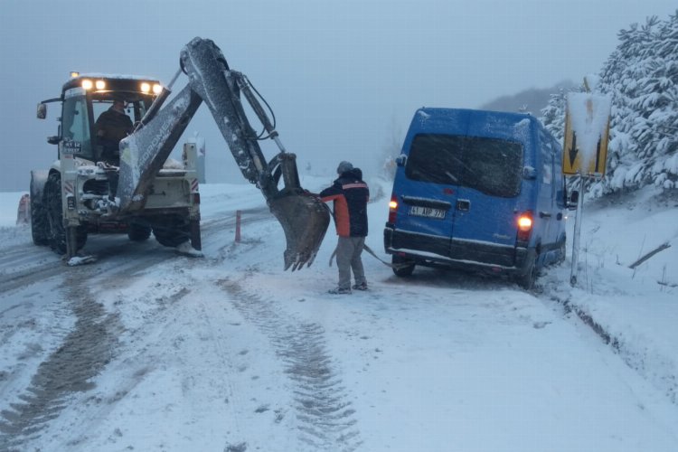 Kocaeli İzmit'te karla mücadeleye devam -