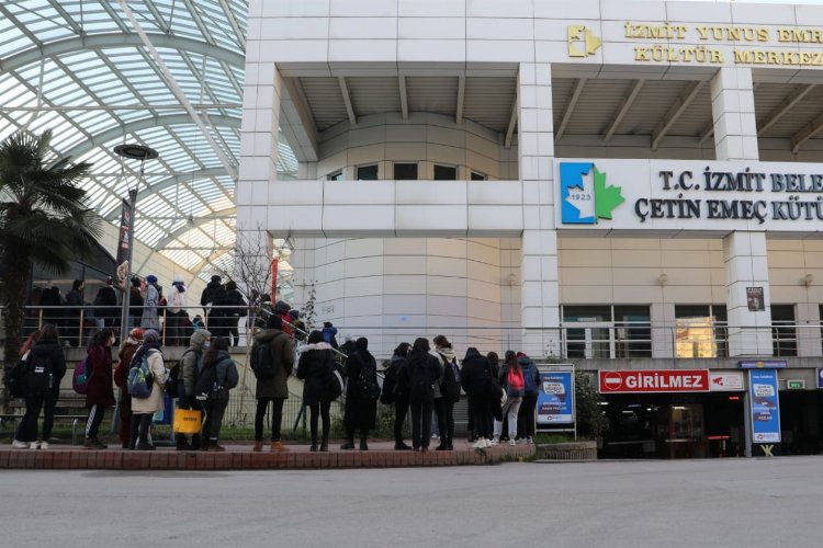Kocaeli İzmit'te kütüphane kuyruğu -