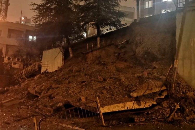 Kocaeli İzmit'te yıkılan istinat duvarına anında müdahale -
