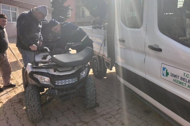Kocaeli İzmit'te yolda kalan yaşlı amcanın yardımına koştu -