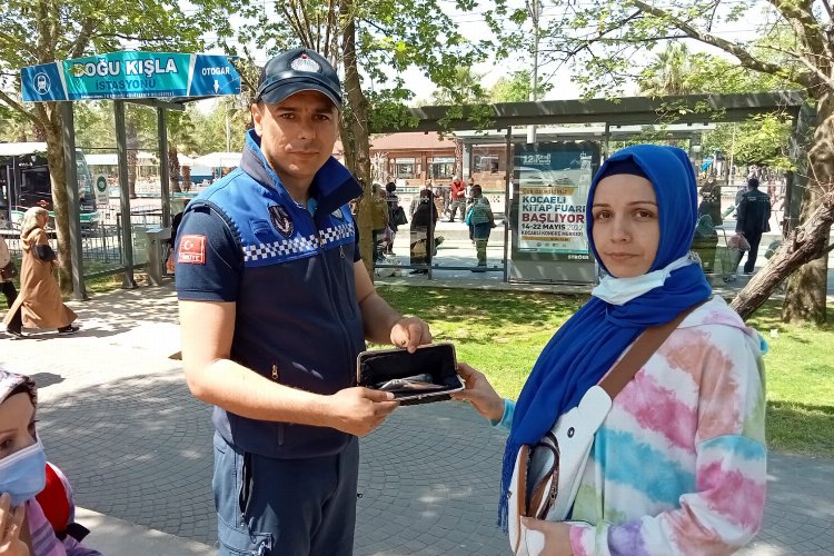 Kocaeli İzmit Zabıtası kayıp çantayı sahibine ulaştırdı -
