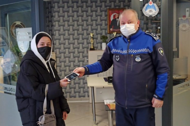 Kocaeli İzmit Zabıtası, kayıp telefonu sahibine ulaştırdı -
