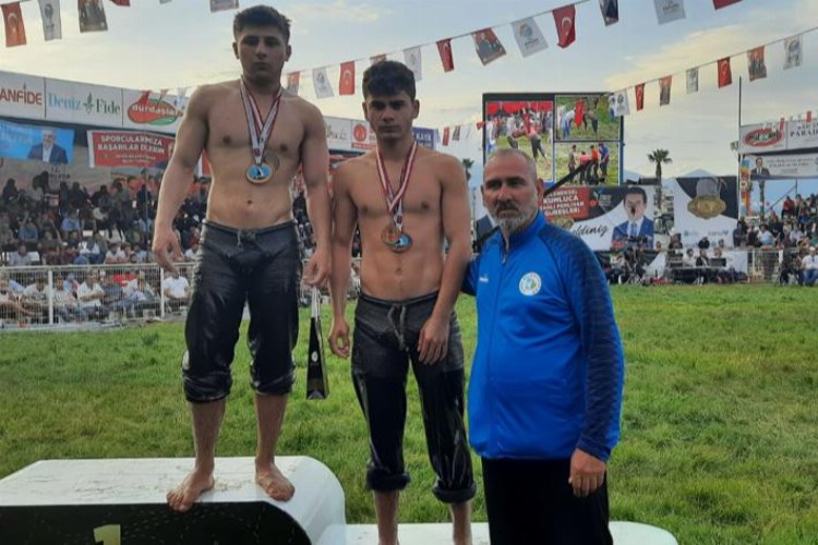 Kocaeli İzmitli güreşçiler, Antalya’dan mutlu döndü -