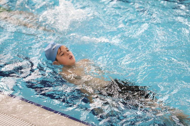 Kocaelili gençler ‘Yarı Olimpik Yüzme Havuzu’n keyfini çıkarıyor -