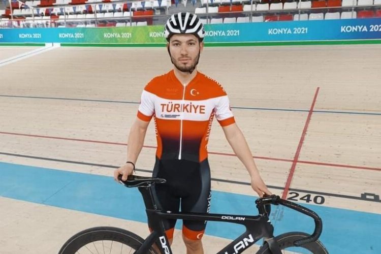 Konyalı sporcu bisiklette Türkiye'nin gururu oldu -
