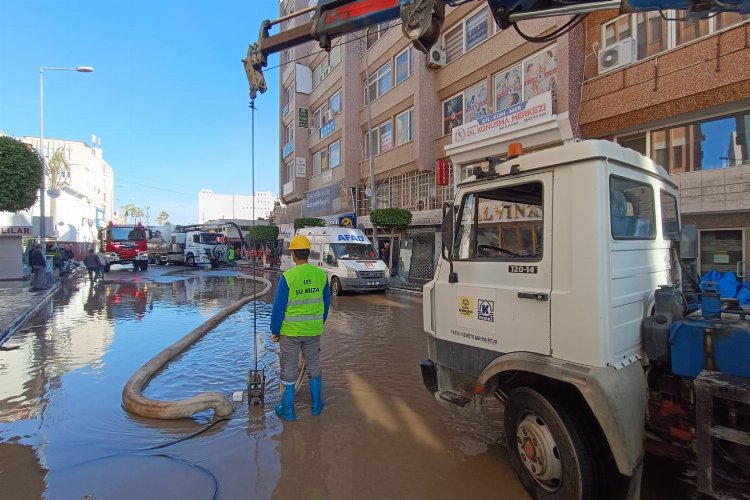 KOSKİ, Hatay'da deniz taşkınına müdahale etti -