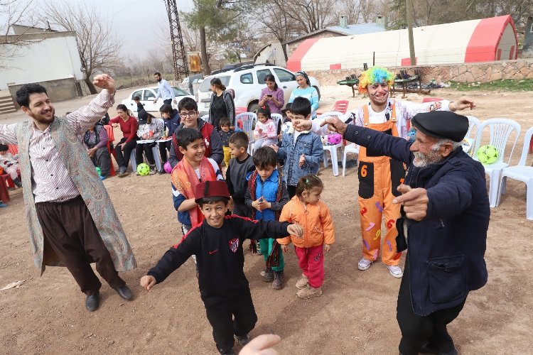 Kırsal mahallelerde çocuklar mutlu -