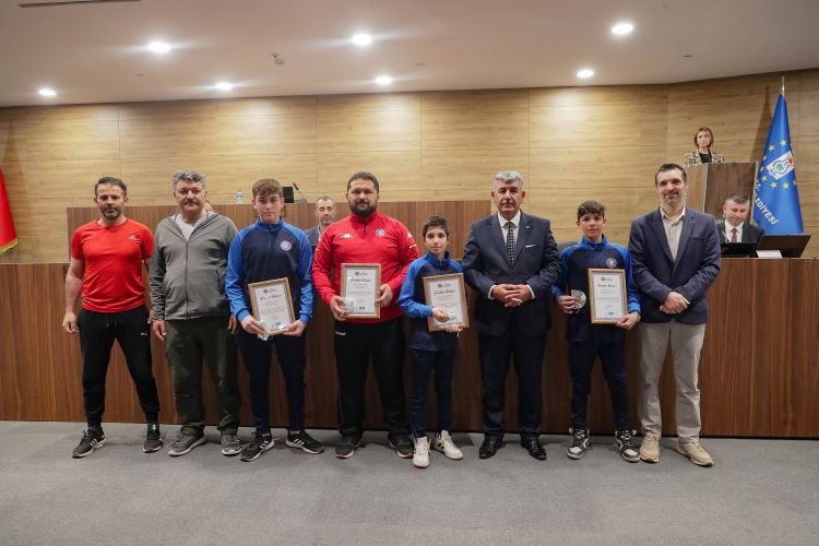 Kütahya'da başarılı sporcular ödüllendirildi -