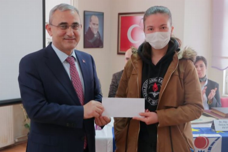 Kütahya'da Başkan Işık en fazla kitap okuyan öğrencileri ödüllendirdi -