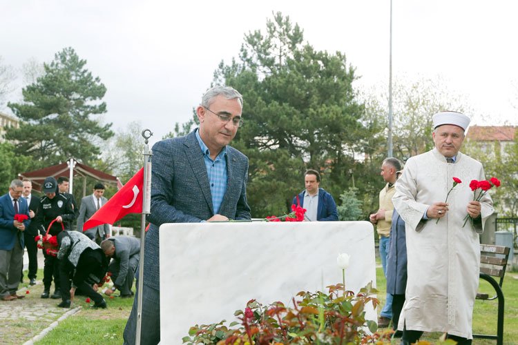 Kütahya'da şehitler kabirleri başında anıldı -