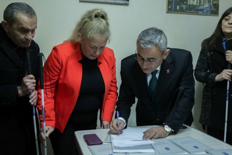 Kütahya'da görme engellilere beyaz baston -