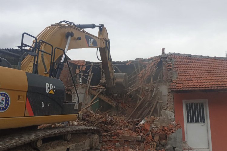 Kütahya'da metruk ev yıkımları devam ediyor -