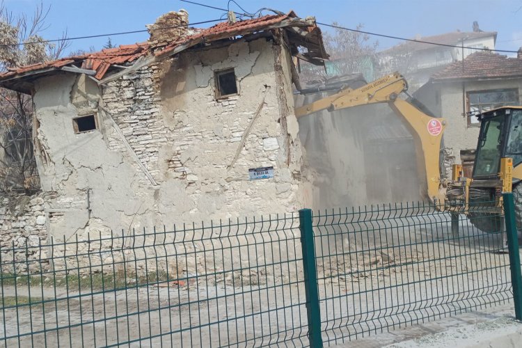 Kütahya'da metruklardan yıkımla arınıyor -