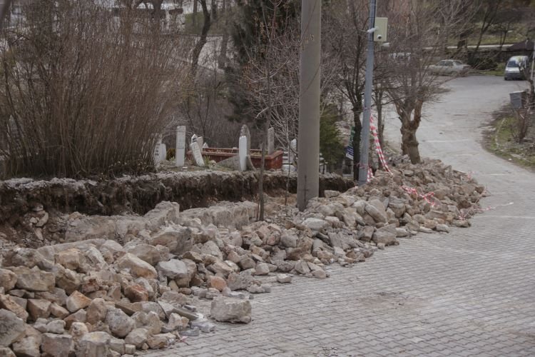 Kütahya'da mezarlıklar düzenleniyor -