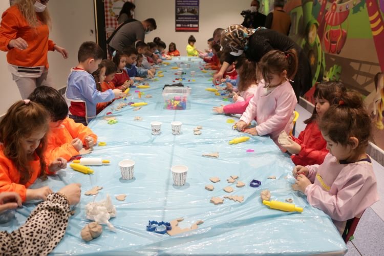 Kütahya'da çocuklar çini sanatıyla tanışıyor -