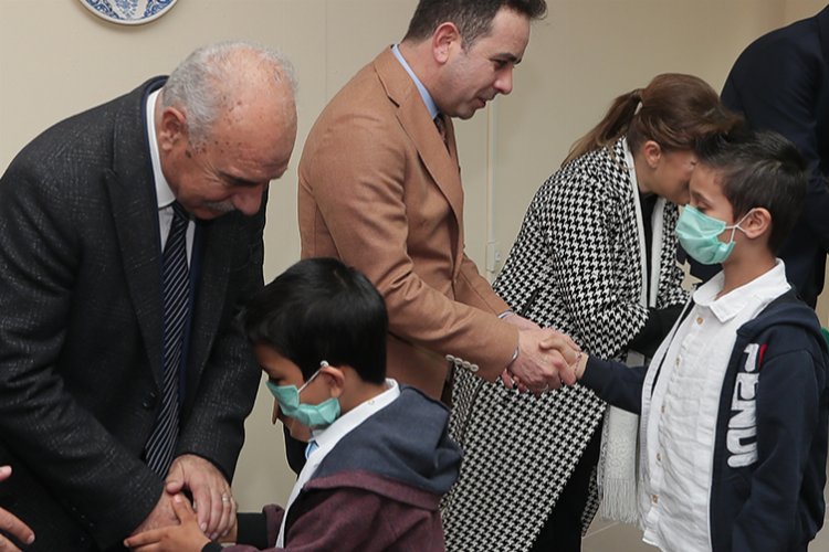 Kütahya'da protokolü çocuklarla bayramlaştı -