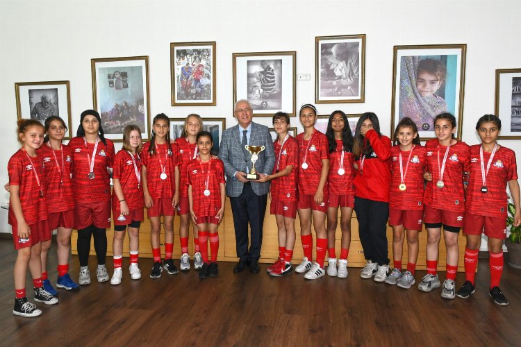 Kupalarıyla Başkan Selvitopu'nu ziyaret ettiler -