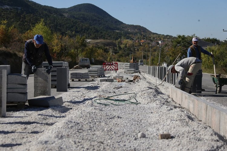 Kütahya Belediyesi'nden refüj çalışması -
