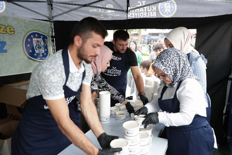 Kütahya'da 5 bin adet aşure dağıtıldı -