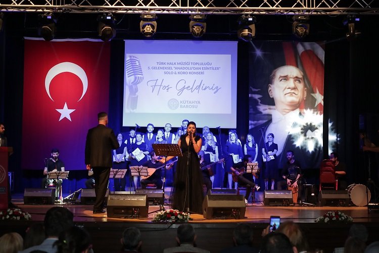 Kütahya'da avukatların sesinden türkü konseri -