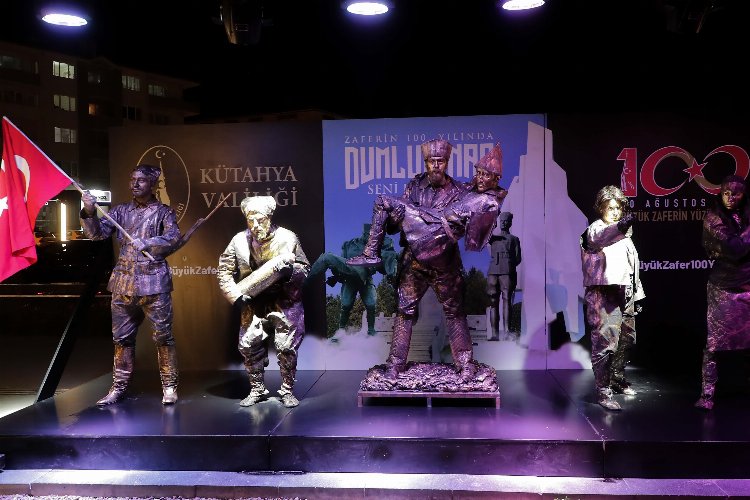 Kütahya'da Büyük Zafer'in coşkusuna canlı heykel performansı -