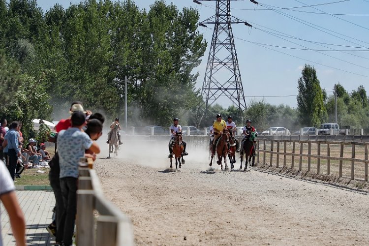 Kütahya'da 'rahvan at' yarışları ilgisi -