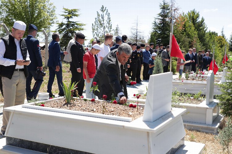 Kütahya'da şehitliklere ziyaret -